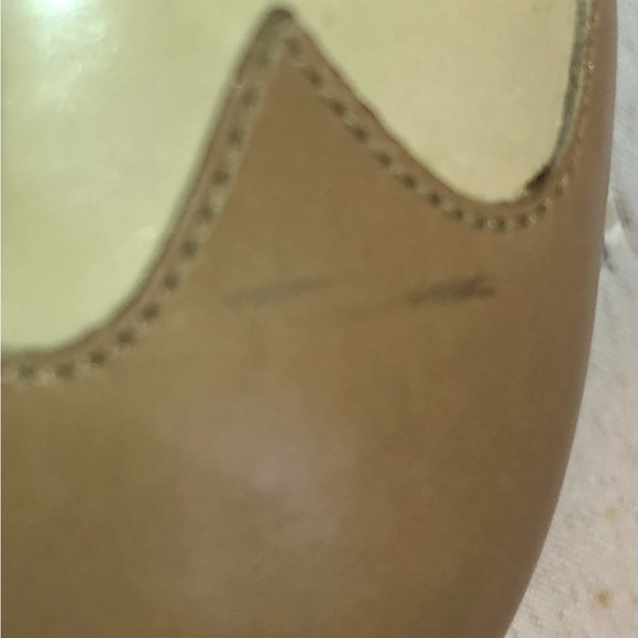 Two Tone Ferragamo pumps! Perfect for spring. - Picture 8 of 11